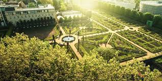 Während sich früher adlige zwischen blumenbeeten und obstbäumchen der steifen höfischen etikette entzogen, ist er heute für alle besucher:innen eine oase der ruhe inmitten des trubels der großstadt. Prinz Georg Garten Darmstadt