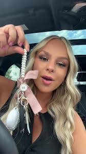 Elisa Landeros's Instagram, Twitter & Facebook