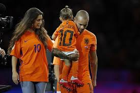 Wesley sneijder ist ein ehemaliger fußballspieler aus нидерланды, (* 09 июня 1984 г. Wesley Sneijder Verrat Wie Er Feierten Mit George Clooney Und Megan Fox In Armani Show Aktuelle Boulevard Nachrichten Und Fotogalerien Zu Stars Sternchen