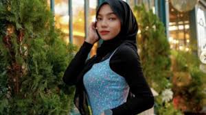 Istri muslimku pertama kali ngentot gaya doggy di depan umum sambil pakai  jilbab. Turis Prancis hampir merobek memek arabnya.