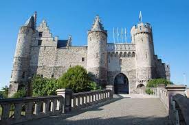 Het steen is an historic medieval castle 10 minutes walk from the grote markt antwerpen, one of europe's biggest ports. Het Steen In Antwerpen Wordt Toeristisch Onthaalcentrum Reizen Knack Weekend