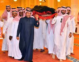 إنما نزلت على رسول الله (صلى الله عليه وآله). Ø£Ù…ÙŠØ± Ø§Ù„Ø±ÙŠØ§Ø¶ ÙŠØ¤Ø¯ÙŠ ØµÙ„Ø§Ø© Ø§Ù„Ù…ÙŠØª Ø¹Ù„Ù‰ ÙˆØ§Ù„Ø¯Ø© Ø§Ù„Ø£Ù…ÙŠØ± ÙÙŠØµÙ„ Ø¨Ù† ÙÙ‡Ø¯ Ø¨Ù† Ù…Ø­Ù…Ø¯ Ø¨Ù† Ø¹Ø¨Ø¯Ø§Ù„Ø¹Ø²ÙŠØ²