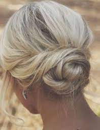 Essayez le chignon négligé : 2 Idees Canon De Chignons Canons Pour Cheveux Mi Longs