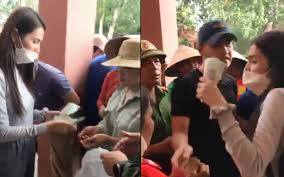 Những ngày gần đây, ca sĩ thủy tiên là một trong những cá nhân nổi bật khi đã kêu gọi đóng góp và nhận được hàng chục tỷ đồng cho đồng bào miền ông vũ quang bá cho rằng: Thá»±c HÆ° Viá»‡c Thuá»· Tien Trao Tiá»n Tá»« Thiá»‡n á»Ÿ Quáº£ng Binh Can Bá»™ Ä'áº¿n Tá»«ng Nha Thu Láº¡i