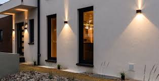Sicher Und Schon Der Eingang Vom Haus Am See Licht Beleuchtung Aussenlicht Aussenbeleuchtung Hau Fassadenbeleuchtung Aussenbeleuchtung Haus Hausbeleuchtung
