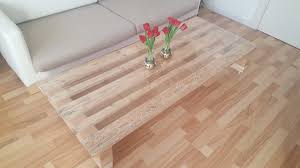 Praktischer couchtisch mit offenen fächern zum aufbewahrung. Couchtisch Mit Rollen Aus Europalette Und Plexiglas Selber Bauen Hand Im Gluck