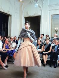 Victoire Presents Dior S Velvet Dress Called Curacao In The Salon At Maison Dior Photo By Mark Shaw 195 Vintage Couture Vintage Outfits Fashion Photography