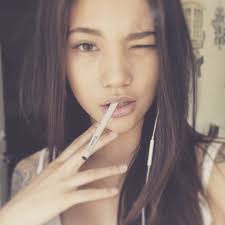 구조적 디자인의 검정 드레스는 토니 마티체브스키 by 아데쿠베, 반지는 메종. ë¹„íƒ€ìŠ¤í‹± Posts Facebook