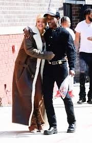 Pese a su discreción, el músico ha afirmado en una de sus últimas entrevistas que la diva de barbados es 'la mujer perfecta' para él. Rihanna A Ap Rocky Show Pda In Nyc While Filming A Music Video