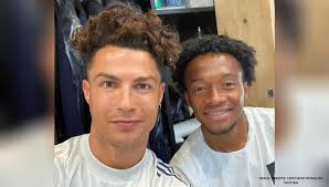 Top 5 cristiano ronaldo hairstyles best football players haircuts. Cristiano Ronaldo Mimicks Juan Cuadrado S Hairstyle Invites Fans Reaction