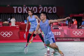 Goh liu ying (left) hits a shot next to chan peng soon in their mixed doubles badminton group stage match against germany's mark lamsfuss and germany's isabel herttrich during the tokyo 2020 olympic games at the musashino forest sports plaza in tokyo on july 25, 2021. Frxyohxfrbje8m