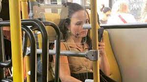 Larissa Manoela posta foto dentro de ônibus: 'A vida como ela é'