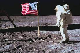 Kala itu, manusia datang ke bulan memalui misi pada saat pendaratan pertama, pemerintah amerika serikat bahkan mengeluarkan biaya hingga miliaran dollar untuk membuat satelit. Pendaratan Manusia Pertama Di Bulan Masih Dianggap Hoax Sindonews