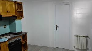 Azulejos oscuros, motivos aburridos, cenefas pasadas de moda… si estás cansado de tus azulejos, pero no quieres gastar mucho en una reforma integral, una buena mano de pintura es tu mejor opción. Antes Y Despues Cambio Radical De Una Cocina