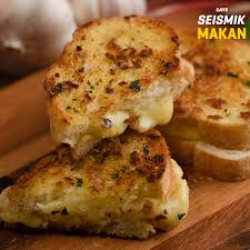 Panaskan sedikit minyak, tumis bawang merah dan putih. Resepi Garlic Bread Grilled Cheese Mudah Lazat Hanya Menggunakan 5 Bahan Sahaja
