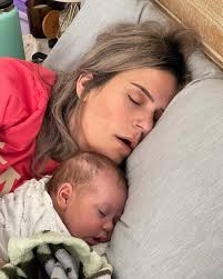 Strong drinks and dorky water shoes are necessities in Maine ⛵️⚓️☀️🦞🍺 . .  . #summer #maine #brooklinmaine #watershoesarecool #fitness #bodypositivity  #quayaustralia #quaysunglasses