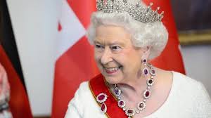 Queen Elizabeth S Most Insane Job Perks Vanity Fair Queen Elizabeth Queen Elizabeth Ii Queen Jewelry