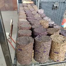 Vecinos y vecinas hoy queremos contarles sobre las BRIQUETAS. Las briquetas  son varios elementos compactados como cartón, papel, aserrín, hojas y agua.  Sirven para calefaccionar y brindan mucho aporte calórico; ideales para