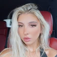 Tori Walker's Instagram, Twitter & Facebook