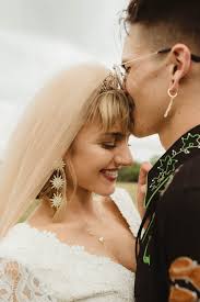 Die hochzeitseinladungen let´s rock 'n' roll sagen es auf einen blick: This Retro Ranch Wedding Is A Little Bit Country A Little Bit Rock N Roll And A Whole Lotta Lovely Junebug Weddings