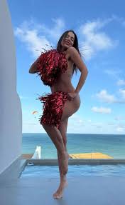 Anitta posa nua em hotel em Natal antes de show; veja a foto!