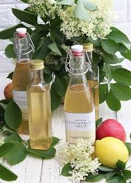 Holunderblutensirup Mit Zitrone Vanille Apfelsaft Es Ist Jetzt Die Zeit Um Holunderblutendolden Zu Sammeln Und Sirup Einzu Apfelsaft Sirup Zitronen Limonade