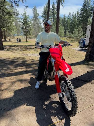 Just bless your timelines with another Lewis Hamilton x Montreal Canadiens collab! 🤩 (📸: IG/lewishamilton)