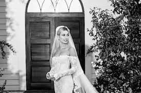 .bieber zog hailey bieber die eleganteste kreation an: Hailey Bieber Brautkleid Mit Botschaft Glamour