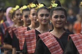 Kita bisa melihat itu semua dari banyaknya lagu daerah, rumah adat, baju adat, upacara adat, tarian tradisional, alat musik tradisional dan lainnya. Baju Adat Lombok Greatnesia