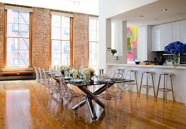 Faites ainsi de votre salle à manger une pièce design et moderne qui séduira votre famille et vos amis. Chaises Transparentes Pour Creer Une Salle A Manger Dans L Air Du Temps