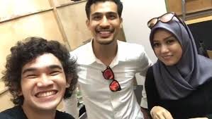 Mengisahkan sara azreen diberikan tugasan oleh encik hamzah untuk menyelidik latar belakang suspek pembunuhan tan sri jalil, iaitu hariz zhafran, ceo kepada mentari angkasa sdn bhd. Mr Boss Miss Stalker Home Facebook