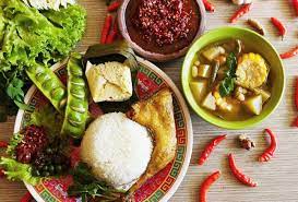 Sebut saja ada karedok, dorokdok, bandros, nasi. 7 Tempat Makan Sunda Di Bandung Yang Sambalnya Enak Parah