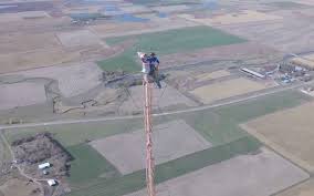 These staff members also include pharmacy assistants and pharmacy aides. Watch This Man Climb A 1 500 Foot Tower Just To Change A Light Bulb