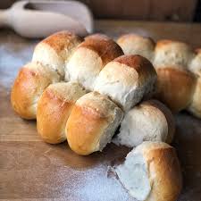 Quello usato comunemente è il lievito di birra compresso, perchè permette una lavorazione più veloce grazie al suo potere fermentativo. Pane Ticinese Tradizionale Con Lievito Madre La Luna Sul Cucchiaio
