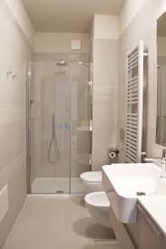 Vi lasciamo adesso alla galleria di 52 immagini che contiene al suo interno 25 progetti di design per bagni piccoli moderni capaci di rispondere a qualsiasi esigenza e di ottimizzare alla perfezione gli spazi a disposizione, in alcuni casi davvero minimal. Villa Urbana Bagno In Stile In Stile Moderno Di Dca Studio Davide Carelli Architetto Arredamento Bagno Arredamento Piccolo Bagno Disposizione Bagno Piccolo