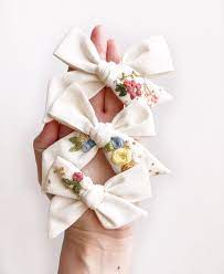 You live surrounded by fabric. Hand Embroidered Bows By Ellie And Fig Coracoes Bordados Lacos De Croche Lacos De Tecido
