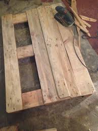 Couchtisch aus paletten einfach selber baut. Palettentisch Beistelltisch Couchtisch Aus Europaletten Selber Bauen Palettenbett Und Palettenmobel Palettenbett Und Palettenmobel