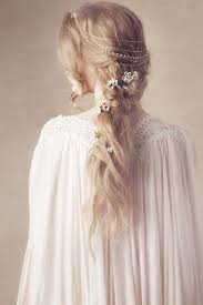 فكتوريا هي لم تكن نجاة لحياة على شفير الموت فقط أنا بها Medieval Hairstyles Hair Garland Hair Styles