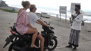 Jadi jika anda ingin mencicipi buka setiap hari pada sore hari sampai tengah malam. Sanur Tutup 14 Pintu Masuk Ke Pantai Surfing Dan Jogging Dilarang Bagian 1