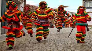 É, creio, claramente visível e consciente o modo como este agrupamento (folclórico, direi) se apropria de uma prática cultural local considerada tradicional e a. Carnaval Festa Dos Caretos Em Podence Calendarios Info