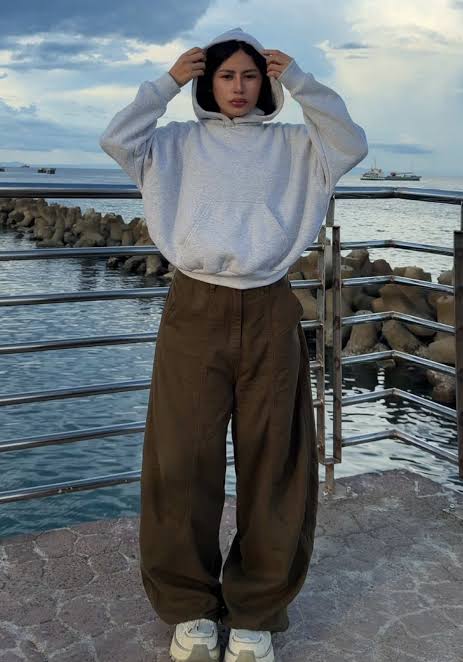 Oversized Hoodie Styling Guide: Boxy Hoodie Outfits