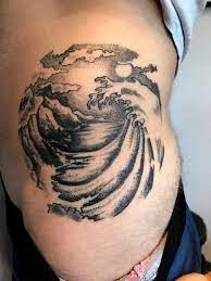 Cosmopolitan Tattoo Creation Tatouage Haut De Cuisse Vague Graphique Dos Tattoo Noir Et Blanc
