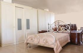 Offriamo un'ampia scelta di stili, che spaziano dal moderno al classico, proponendo sia linee essenziali che design più elaborati. Camera Da Letto In Stile Classico Noce Scuro Panna Paternoster Home