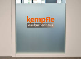 Öffnungszeiten von küchen factory, kempfle kg in schlossstrasse 2, 86701, rohrenfels deutschland inklusive kontaktdaten wie adresse, telefonnummer, webseite, anfahrtsplan u.a. Glasflachenbeschriftung Kempfle Kuchenhaus Bauwerbung Info