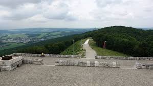 Roku 1928 byla na bradle postavena monumentální štefánikova mohyla a název brezové byl rozšířen na brezovou pod bradlom. PohÄ¾ad Z Mohyly Smerom Na Brezovu Pod Bradlom Picture Of Mohyla Gen Milana Rastislava Myjava Tripadvisor