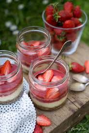 (1 sorte = 30 stück / platte). Kleine Erdbeer Cheesecakes Im Glas Mit Knusprigem Boden Erdbeerpuree Und Frischen Erdbeeren Hallo Picknickzeit Feiertaglich Das Schone Leben