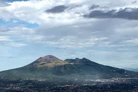 Mount vesuvius, a volcano near the bay of naples in italy, has erupted more than 50 the vesuvius volcano did not form overnight, of course. Private Day Trip To Pompeii Ruins Vesuvius Volcano From Rome 2021