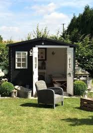Abri De Jardin En Bois Pas Cher Comment L Embellir Facilement Deco Industrielle Abri De Jardin Jardins En Bois