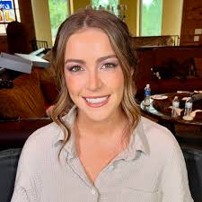 Molly Farris's Instagram, Twitter & Facebook