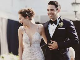 Yılın düğünü olarak lanse edilen düğünde fahriye evcen düğününde üç gelinlik hazırlatmış. Neslihan Atagul Den Fahriye Evcen In Gelinligine Tek Cumlelik Yorum Dailymotion Video